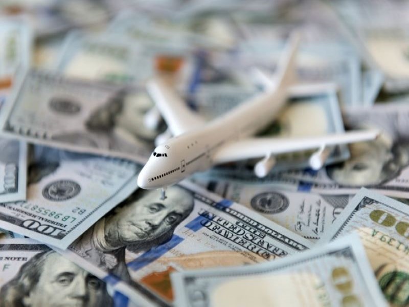 هواپیمای اسباب‌بازی روی دلار